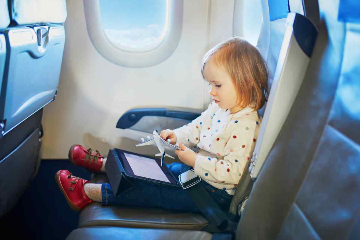 viaggiare in aereo con i bambini consigli