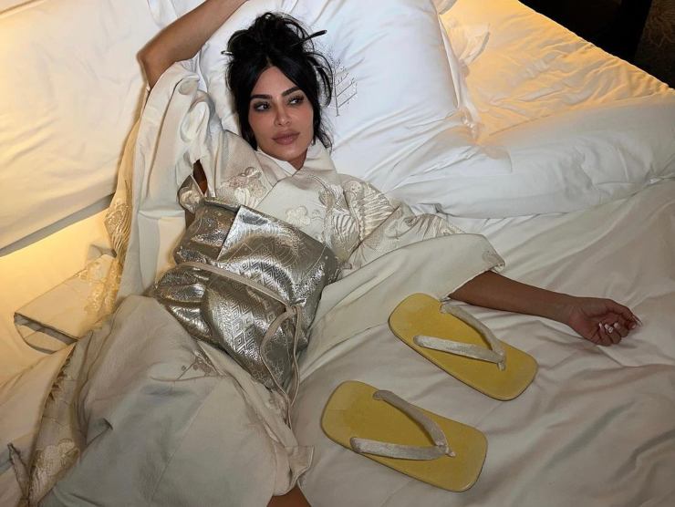 Kim Kardashian, scarpe sul letto