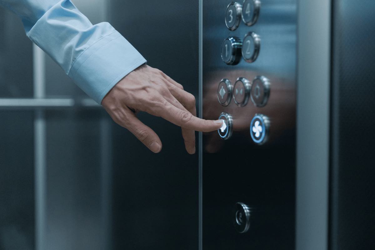 Cosa fare se si resta bloccati bloccati in ascensore?