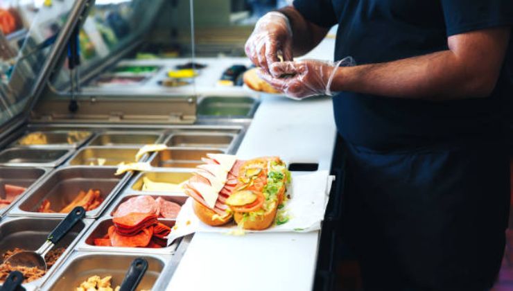 Vengono licenziati dopo che sputano sui panini del ristorante