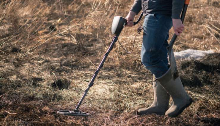 Uomo trova dell'oro con un metal detector