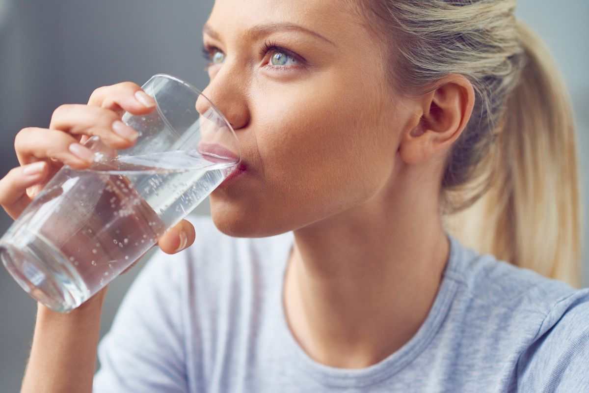 quanta acqua bere evitare calcoli renali