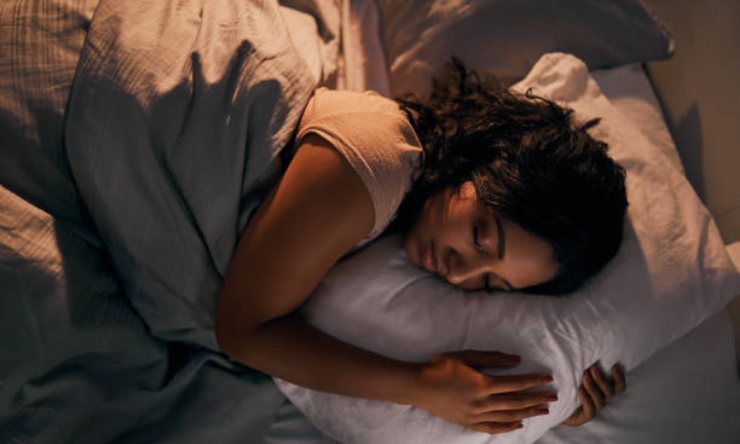 Perché ci passa il sonno quando passiamo dal divano al letto