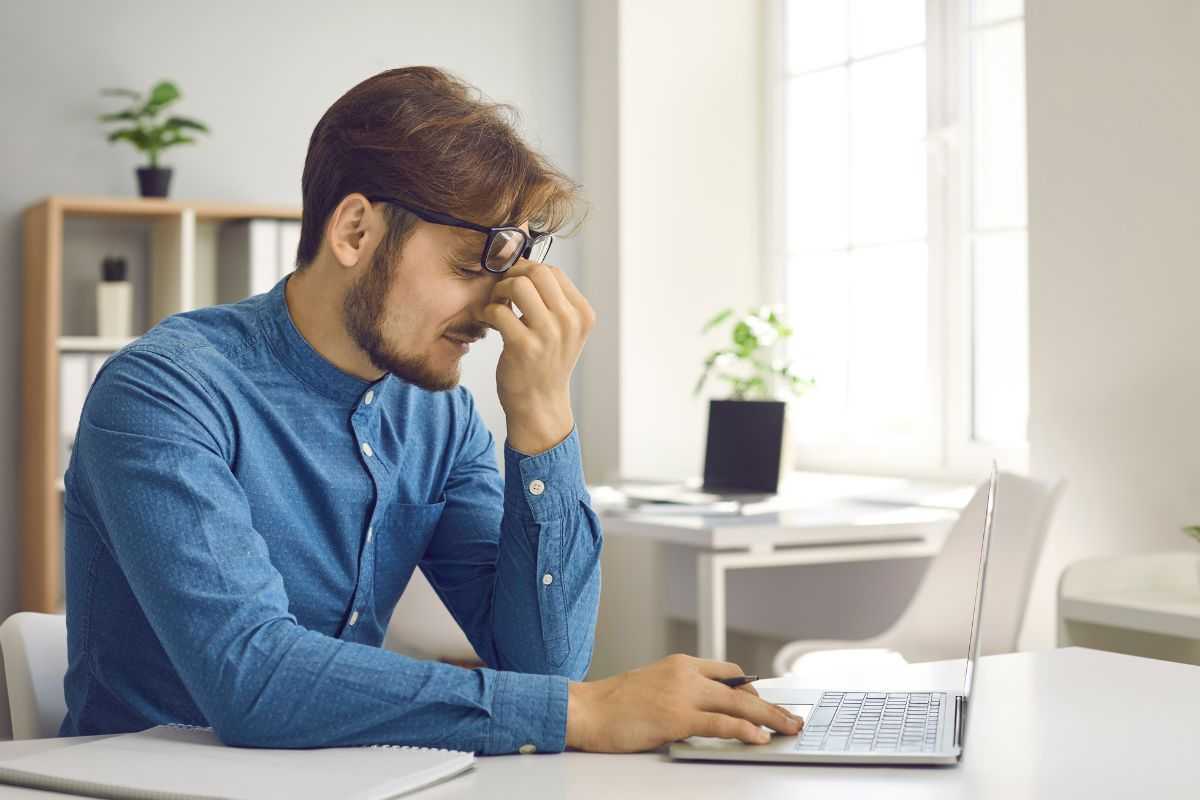 tante ore davanti agli schermi di PC e smartphone