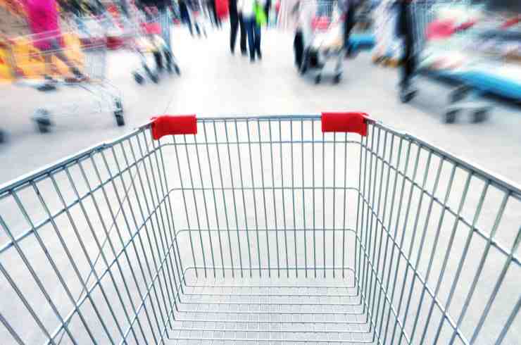 Supermercato paga i dipendenti 5 mila euro al mese