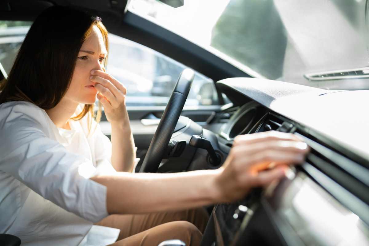 Cattivi odori auto: trucco risolvere