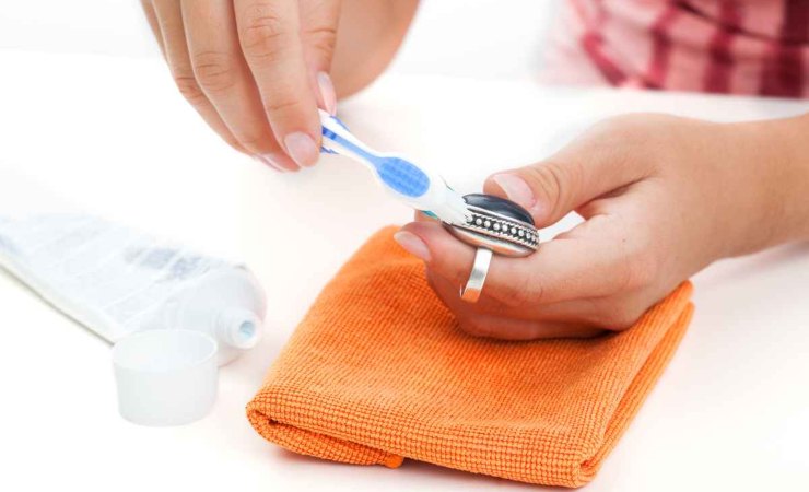 Eliminare strato ossidato argento dentifricio