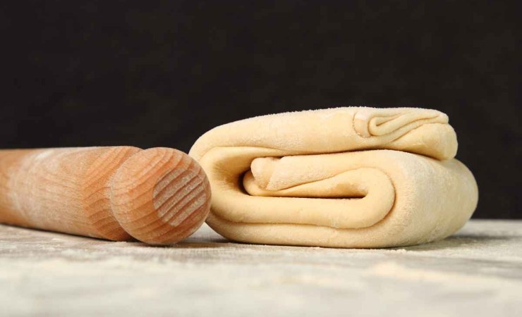 Sale e limone per pulire la spianatoia di legno
