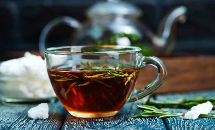 Come preparare infuso mele e rosmarino