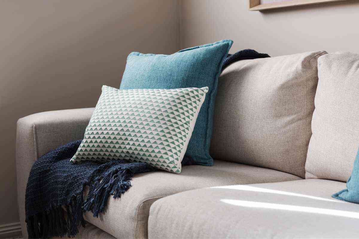 Pulire divano tessuto: consiglio