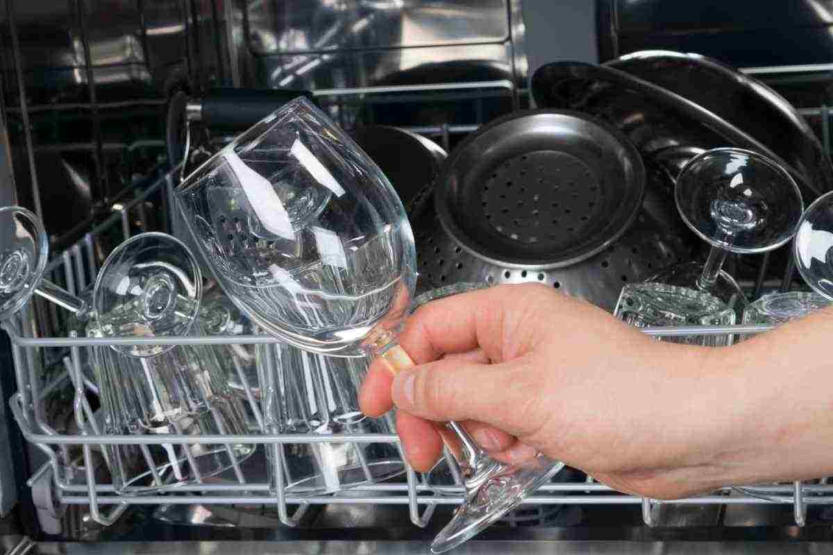 Caricare lavastoviglie: sistemare calici