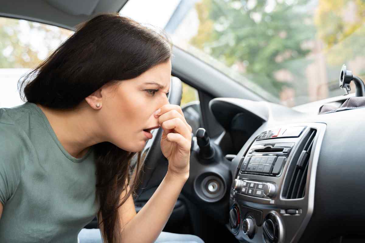 Cattivi odori macchie auto: trucco