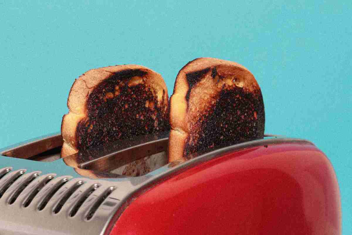 Tostapane puzza bruciato: cosa fare