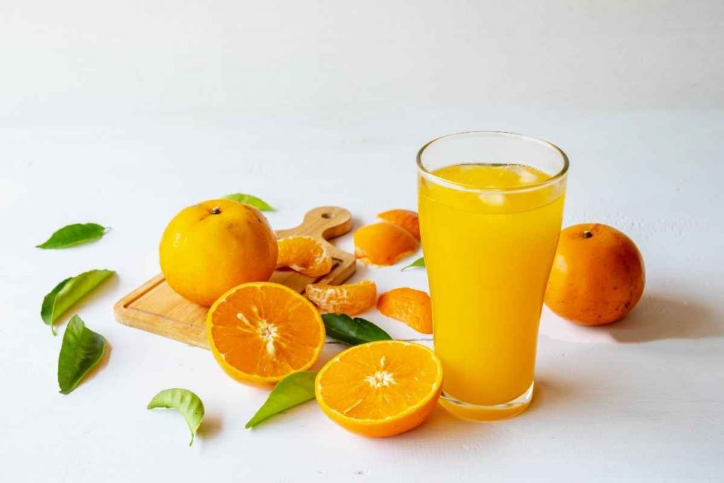 bere spremuta mangiare arancia intera