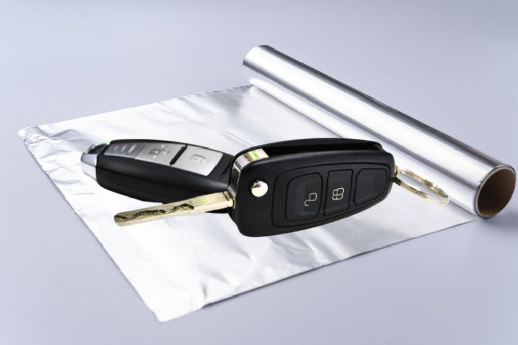 avvolgere chiavi auto foglio alluminio