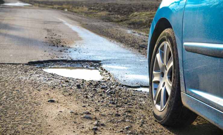risarcimenti e normativa danni buche stradali