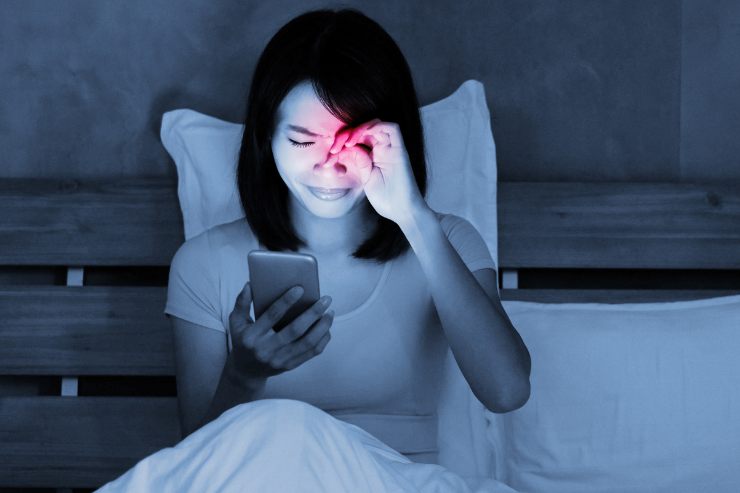 Dormire cellulare: rischi salute