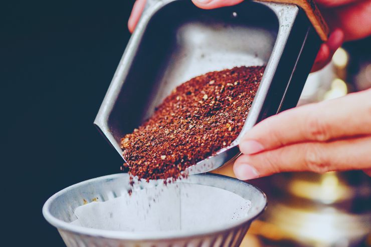 Cattivi odori frigorifero: caffè macinato