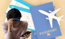 Ragazza biglietti passaporto